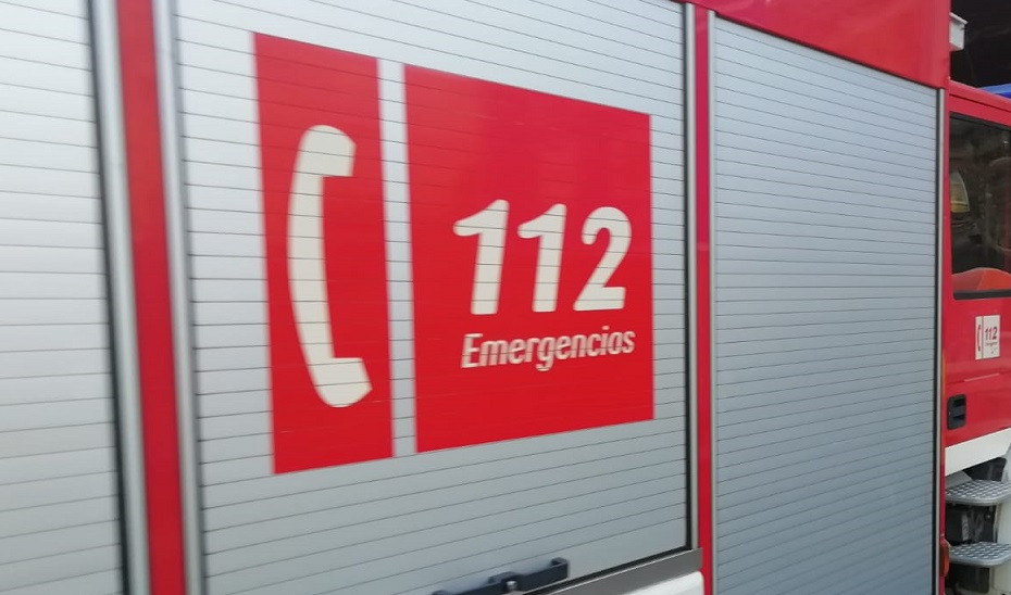 Archivo - Logotipo del 112 en un camión de bomberos