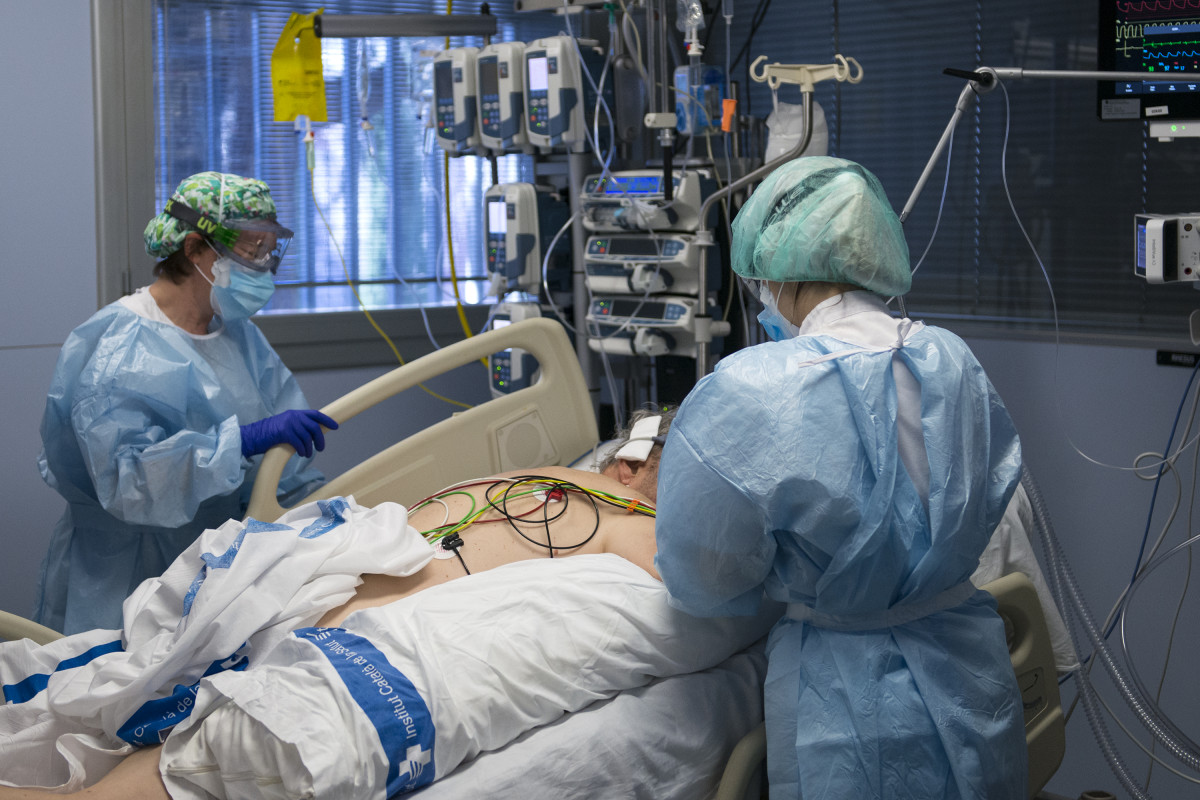 Archivo - Personal sanitario atendiendo a un paciente ingresada en la Unidad de Cuidados intensivos (UCI) para Enfermos de coronavirus del Hospital Universitario Dr. Josep Trueta de Girona, Cataluña (España), a 21 de diciembre de 2020. Cataluña ha amanecer