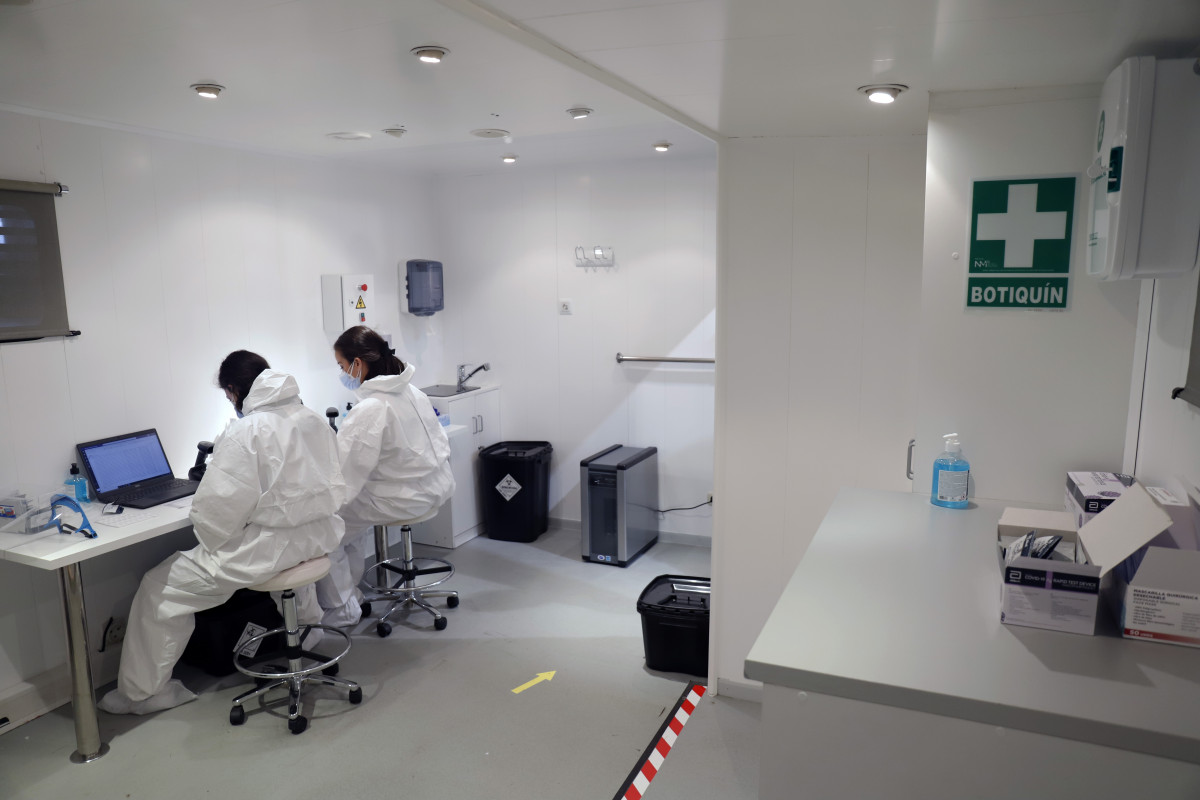 Archivo - Vistas del interior de uno de los camiones que recorrerán Andalucía con equipos móviles para acero Pruebas del Covidien, donde está previsto realizar 700 Pruebas de PCR al día, en la imagen dos sanitarias manipulan dichos test. Málaga a 27 de novie