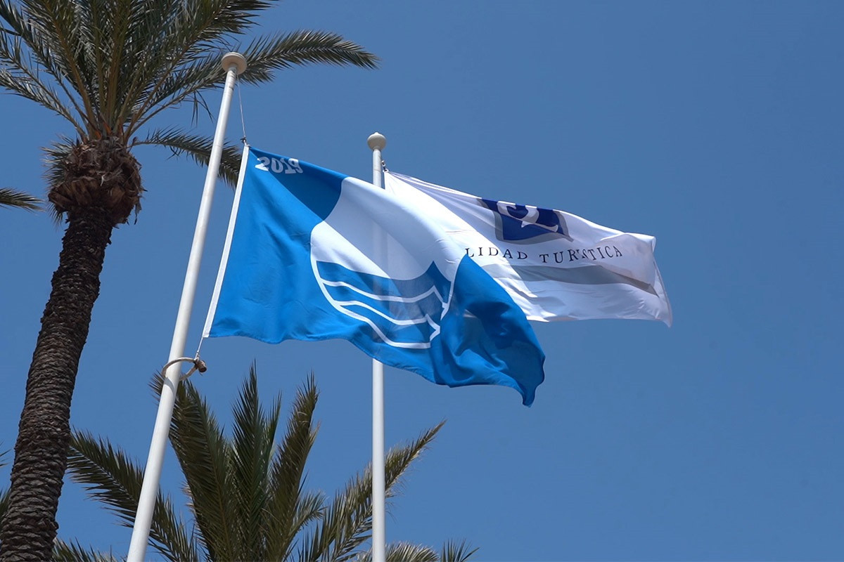 Bandera azul y 'Q de Calidad' izadas en la Playa San Ginés de La Azohía (Cartagena)