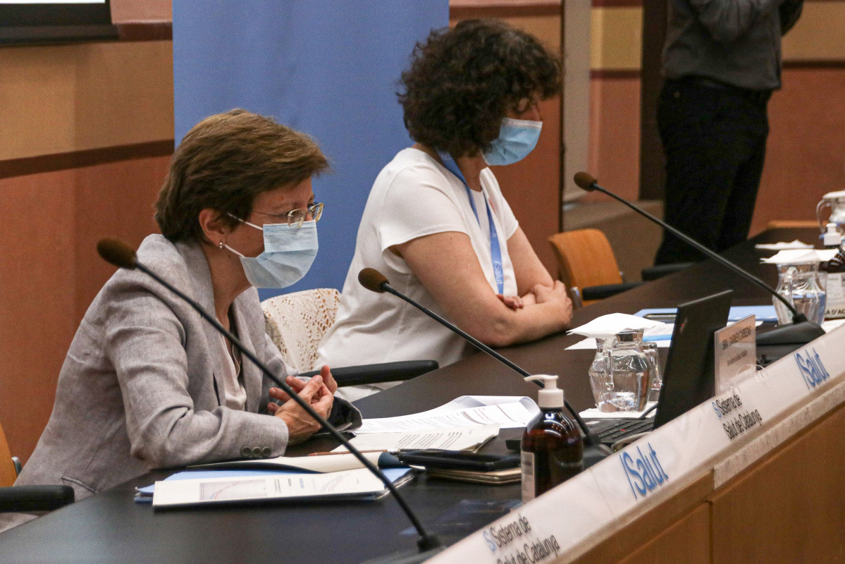 La secretaría de Salud Pública Carmen Cabezas y la directora del CatSalut Gemma Craywinckel