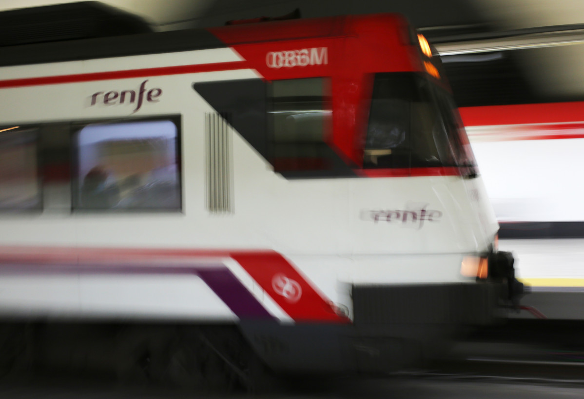 Archivo - Un tren lega a estación de Renfe de Nuevos Ministerios en Madrid