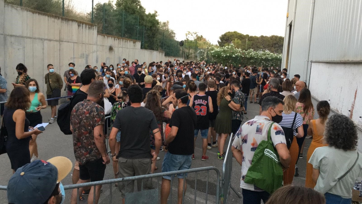 Los asistentes a la primera jornada del festival Vida en Vilanova y la Geltrú (Barcelona)