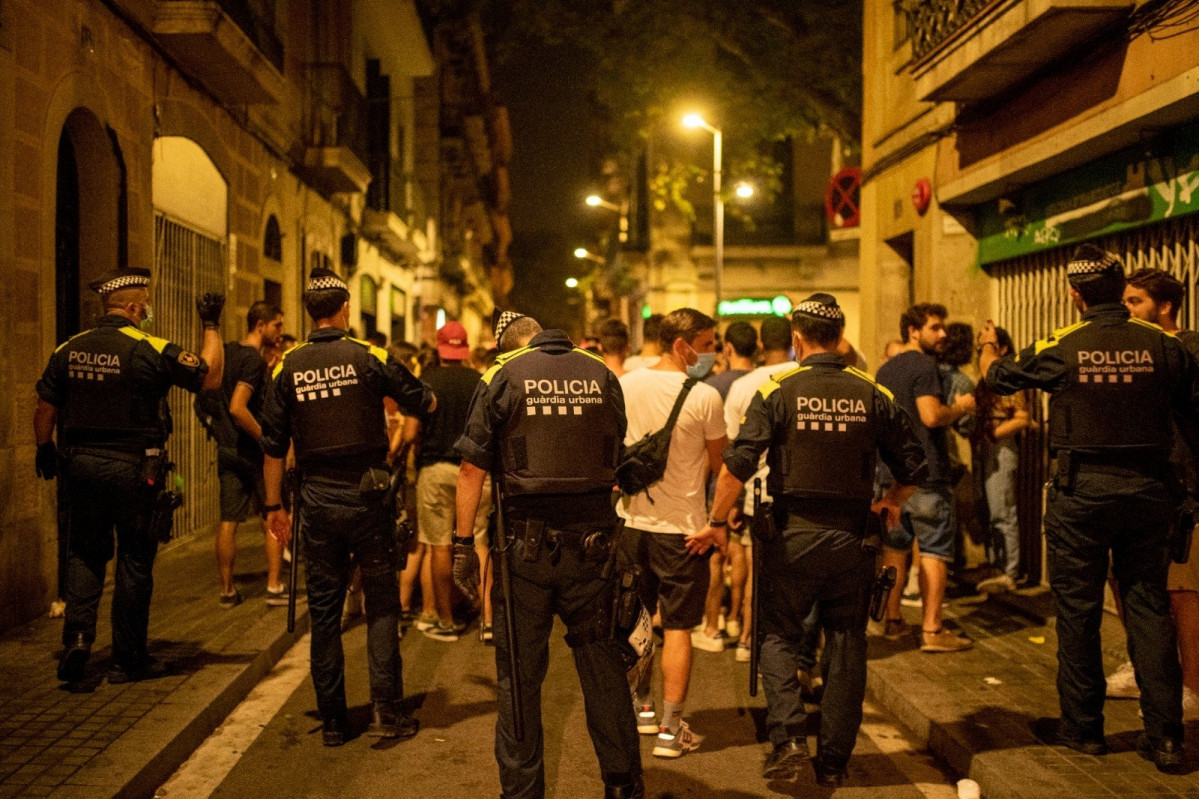 Aglomeraciones en las calles de Gracia tras el final del toque de queda en la ciudad de Barcelona.