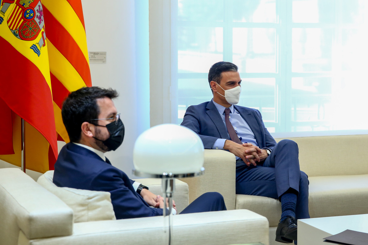 Archivo - El presidente del Gobierno, Pedro Sánchez (d); y el presidente de la Generalidad de Cataluña, Pere Aragonés, durant una reunión en el Palacio de la Moncloa, a 29 de junio de 2021, en Madrid (España). Ambos mandatarios se reúnen hoy por primera
