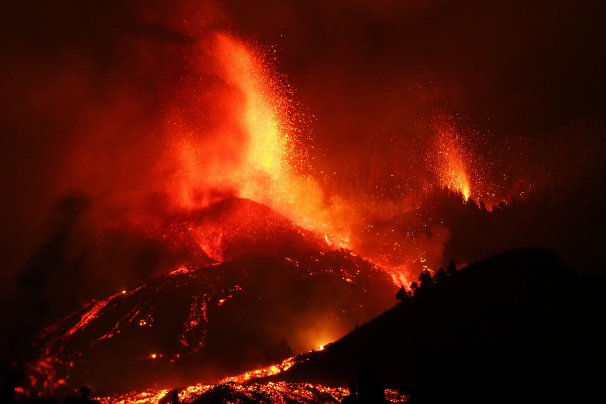 Una boca eruptiva expulsa lava y piroclastos en la zona de Cabeza de Vaca, a 19 de septiembre de 2021, en El Paso, La Palma, Santa Cruz de Tenerife, Islas Canarias, (Espa&ntilde;a). La erupci&oacute;n volc&aacute;nica