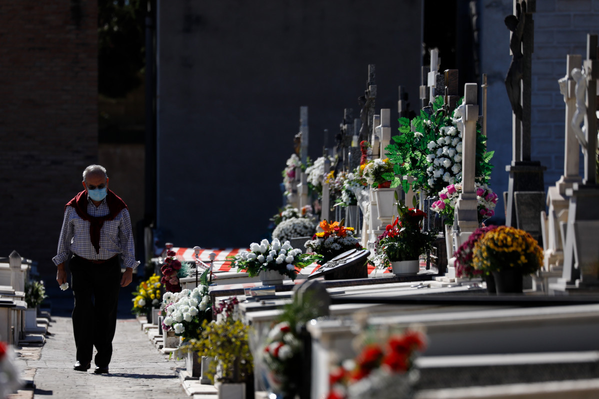 Archivo - Un hombre camina por las instalaciones del Cementerio Cristo de la Salud Espinardo en Murcia (España),