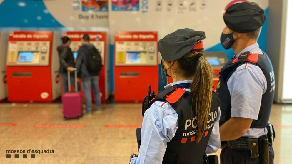 Dos agentes de los Mossos d'Esquadra vigilan en una estación de metro de Barcelona.