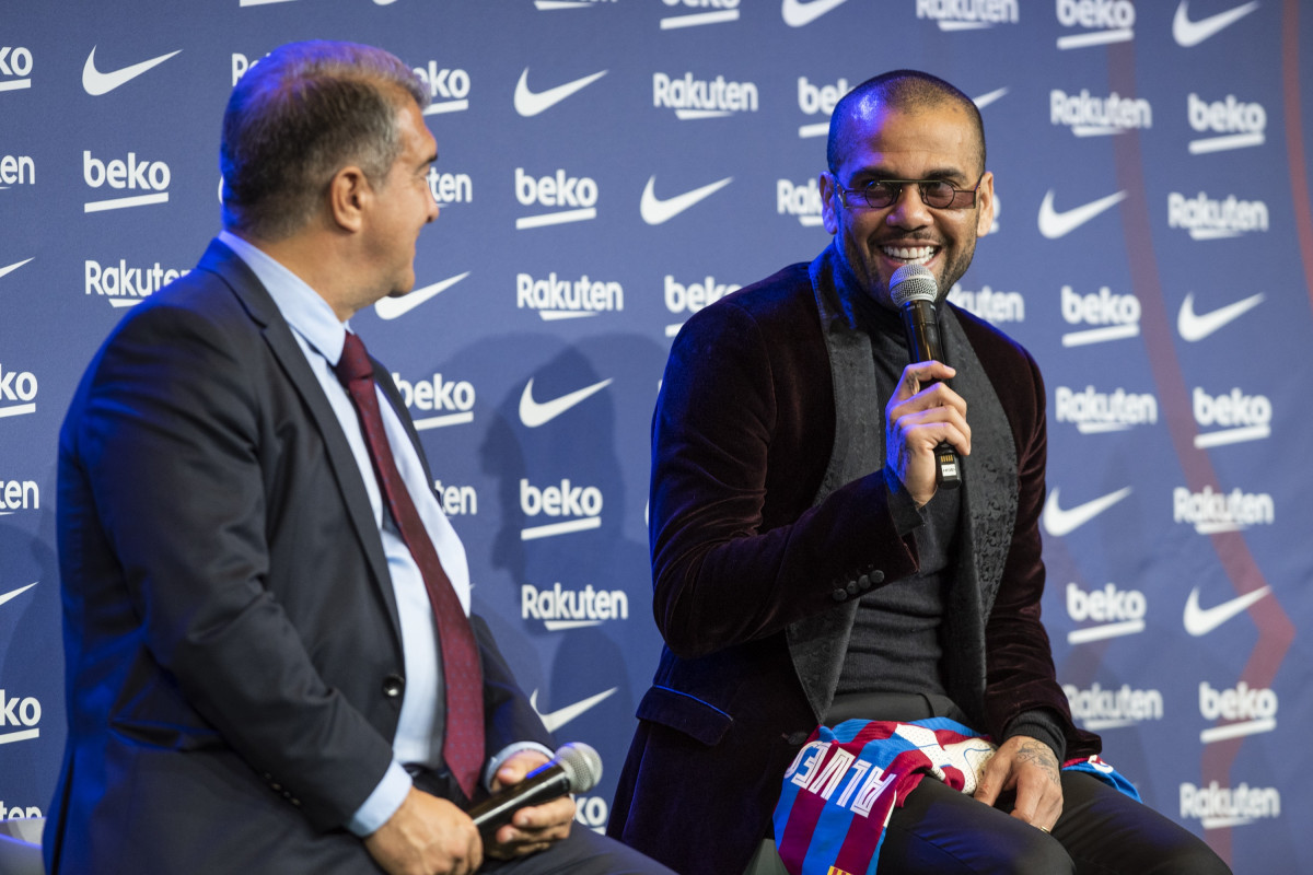 El presidente del FC Barcelona, Joan Laporta, junto a Dani Alves en la presentación del brasileño en el Auditorio 1899 del Camp Nou