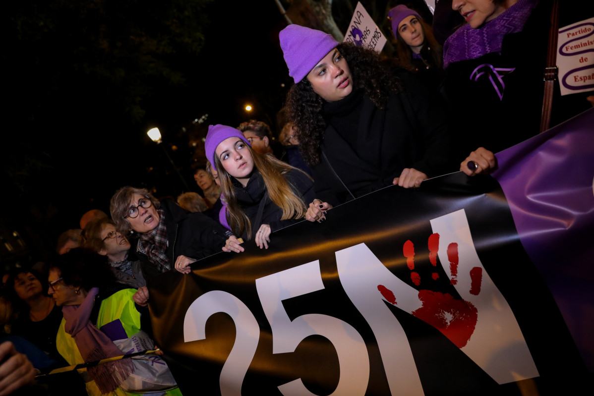 Archivo - Varias mujeres sostenen una pancarta en la que se lee '25N'