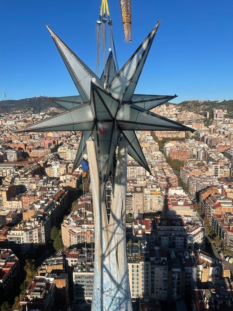 La Sagrada Familia instala la estrella en la torre de la Virgen María