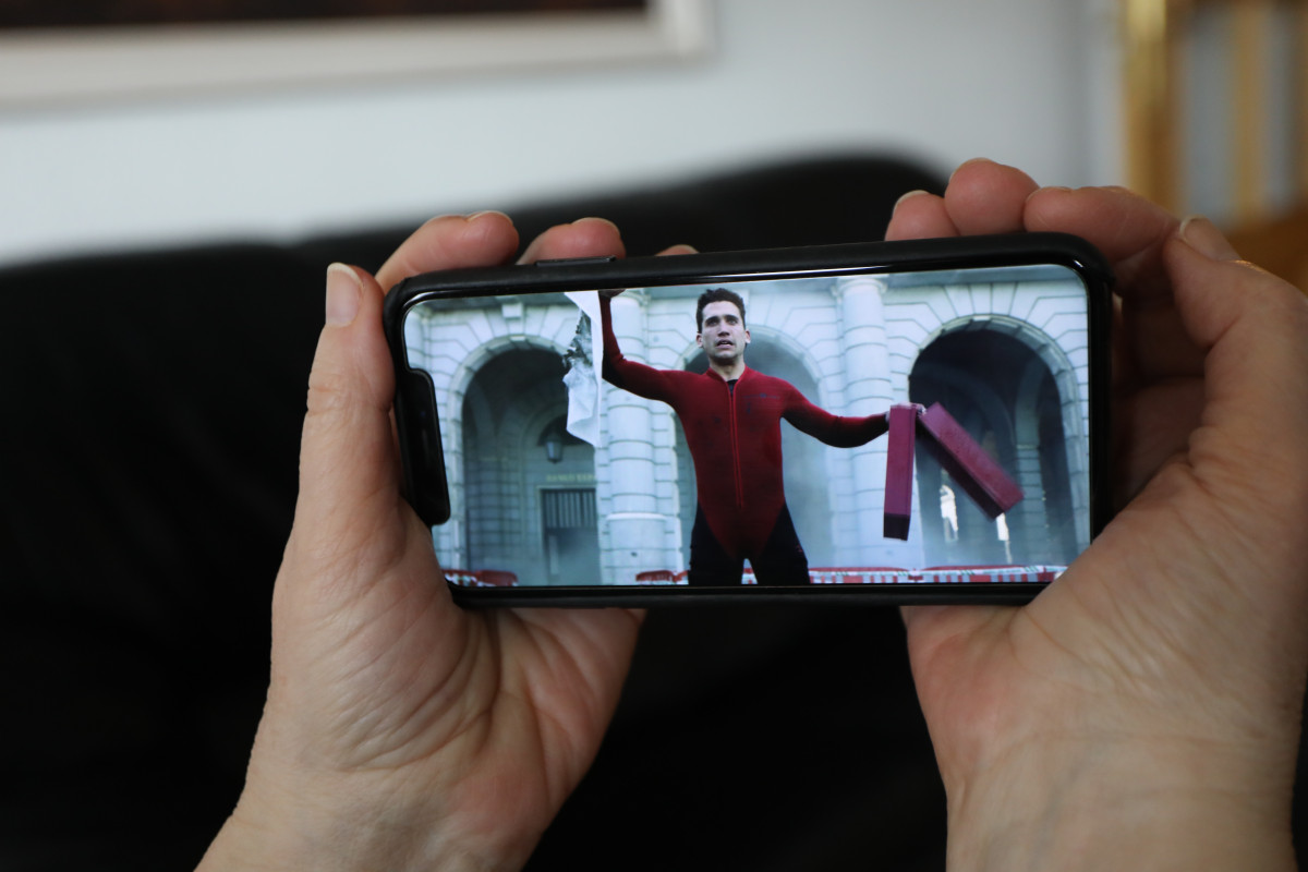 Archivo - Una persona hace uso de la plataforma de streaming Netflix, que ha obtenido un beneficio de 709 millones de dólares (653 millones de euros) entre enero y marzo de 2020, más del doble de lo que logró en el mismo período del año pasado , según ha p