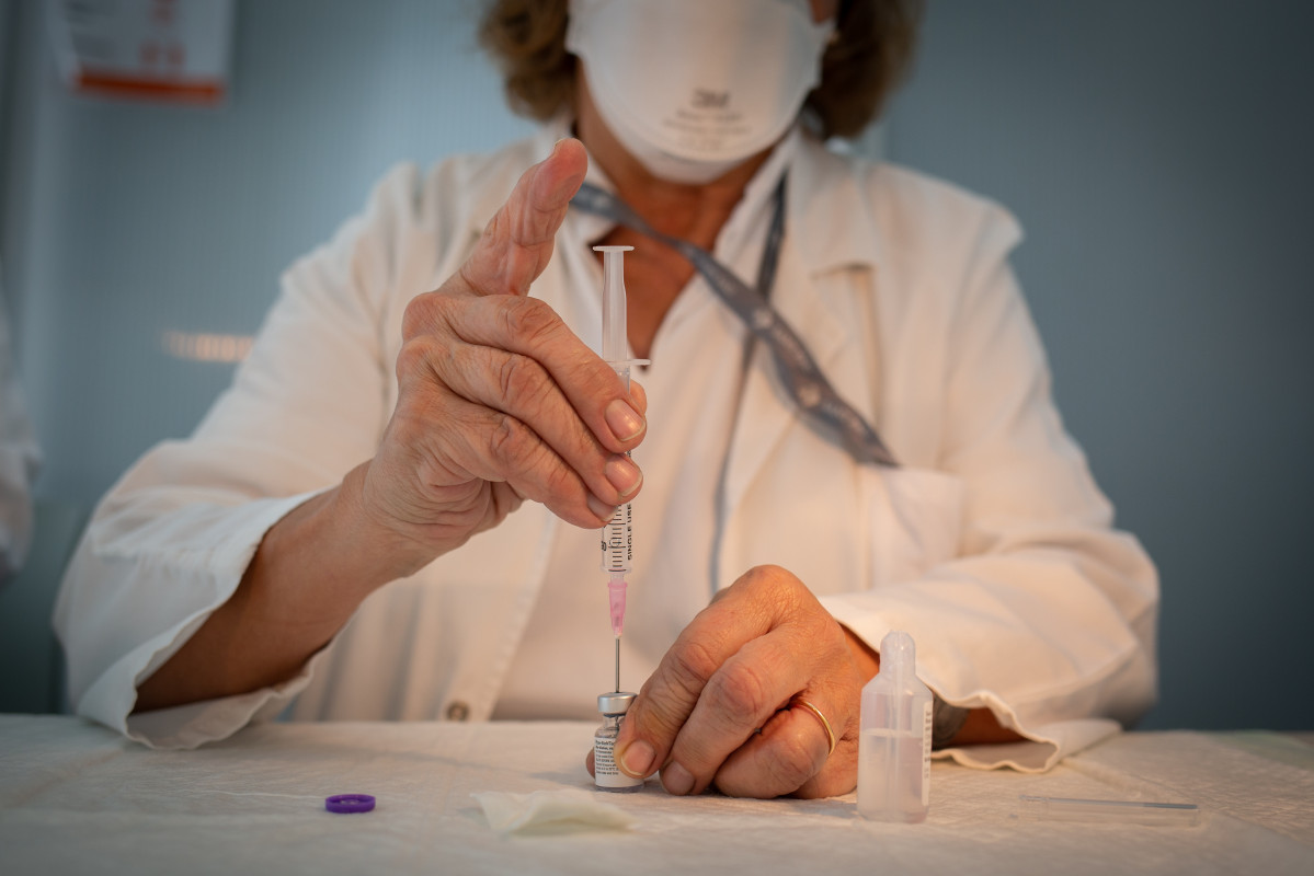 Archivo - Una enfermera prepara la vacuna Pfizer-BioNtech contra el COVID-19 antes de administrarse a un profesional sanitario en el Hospital de la Santa Cruz y San Pablo de Barcelona