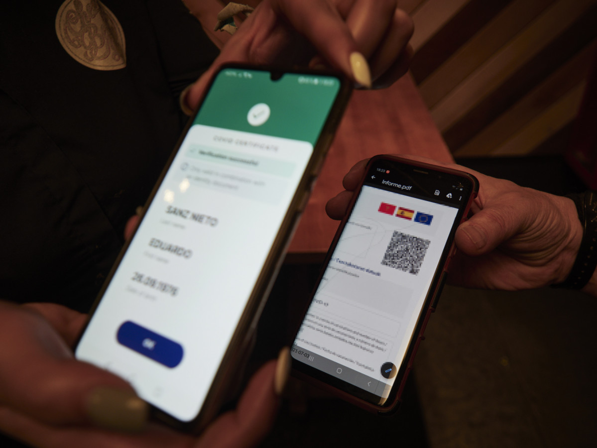 Archivo - Una persona muestra el certificado de vacunación contra la covid-19