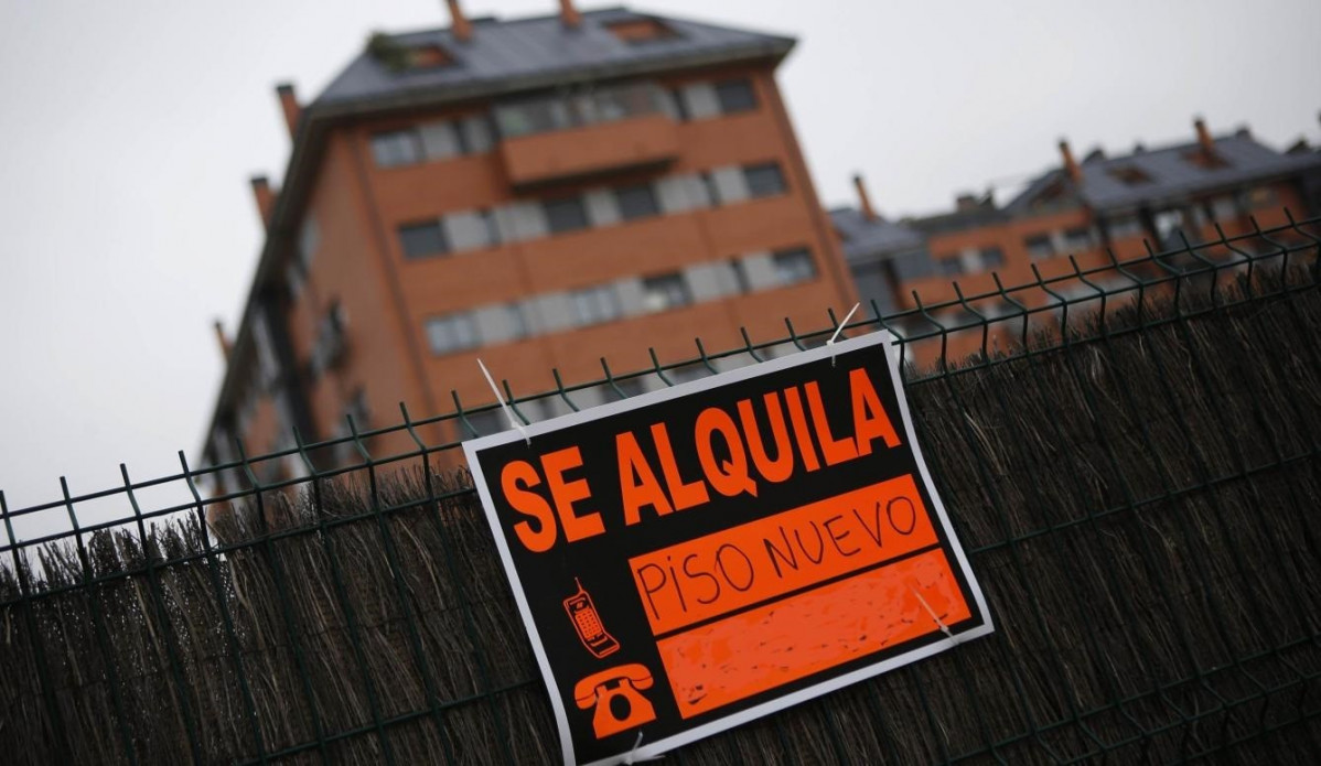 Cartel de alquiler de pisos (Archivo)