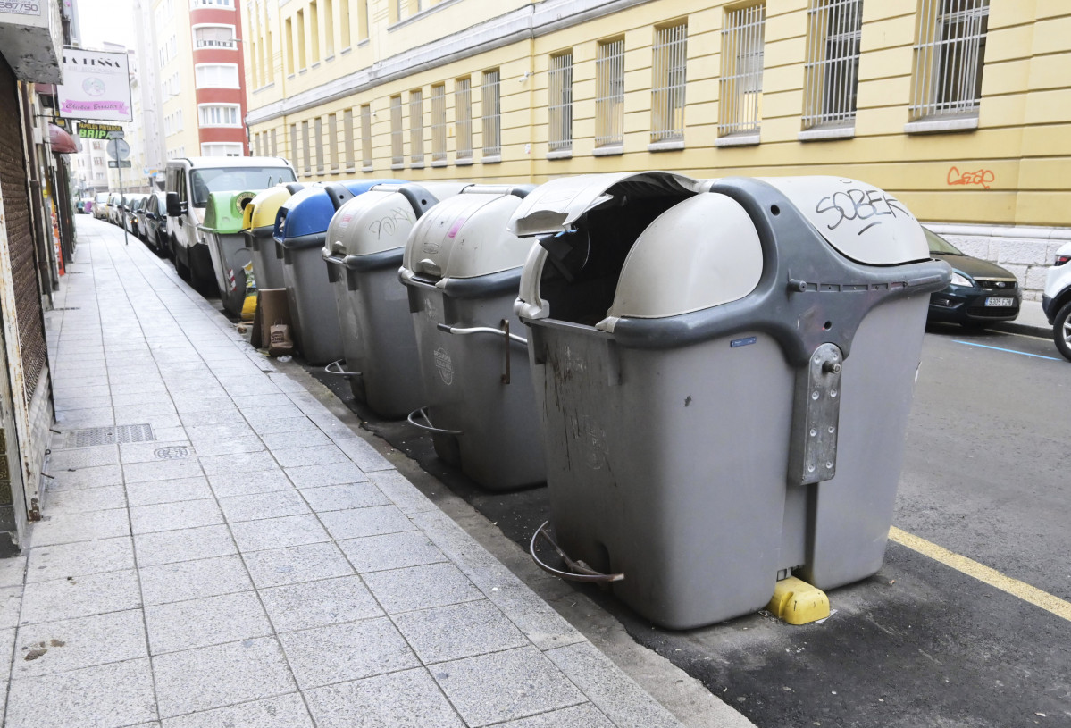 Varios contenedores con basura, a 25 de noviembre de 2021, en Santander, Cantabria (España). La Guardia Civil ha recuperado la maquinaria del servicio de basuras en las instalaciones de Ascan, después de que el Ayuntamiento haya constatado que se propieda