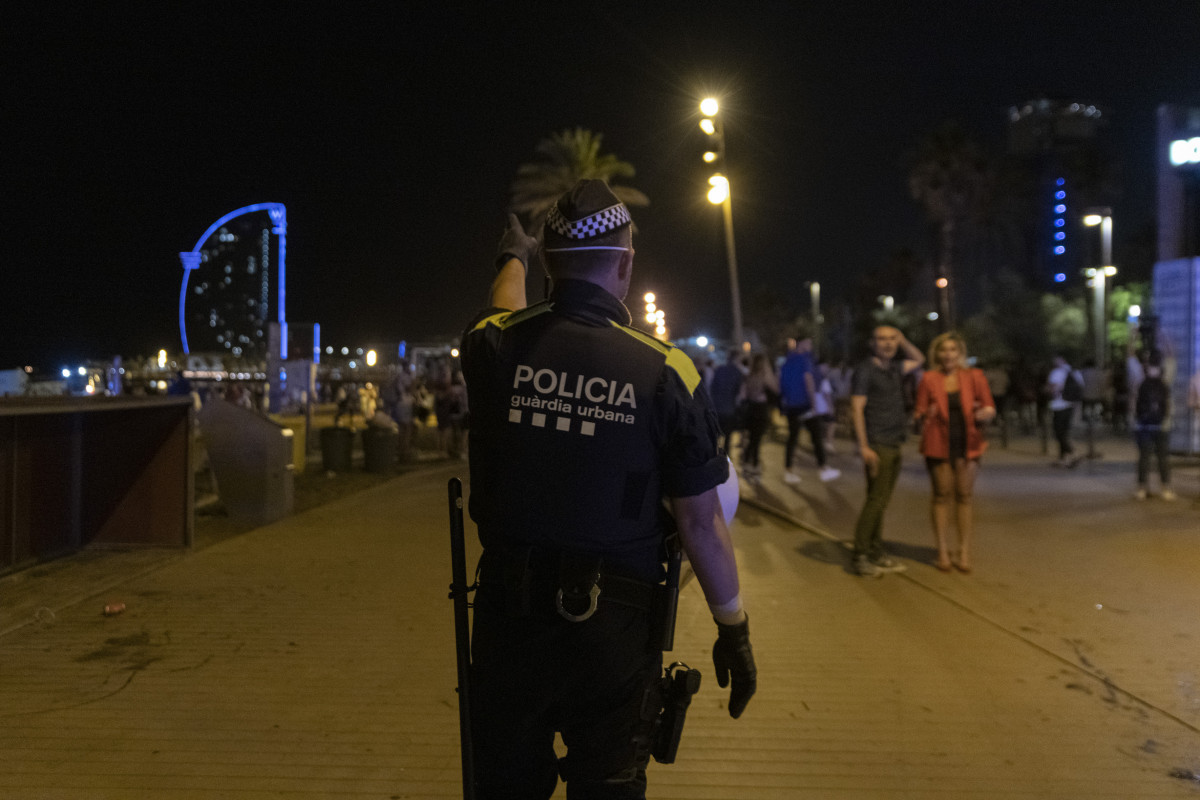 Archivo - Un agente de la Guardia Urbana en las inmediaciones de la playa de la Barceloneta, a 16 de julio de 2021, en Barcelona, Cataluña (España).
