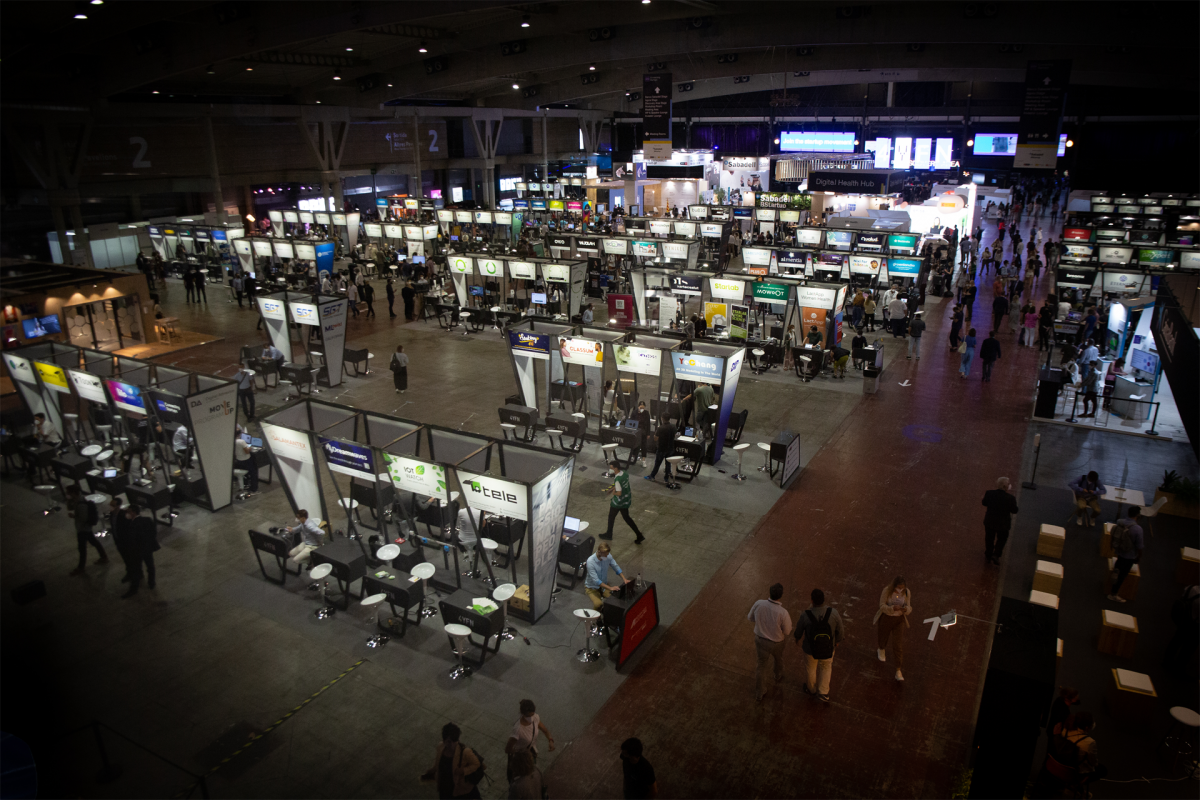 Archivo - Asistentes sentados en las instalaciones de la segunda jornada de la XIV edición del Mobile World Congress (MWC 2021) en el recinto Gran Vía de Feria de Barcelona, a 29 de junio de 2021, en L'Hospitalet de Llobregat, Barcelona, Cataluña (España)