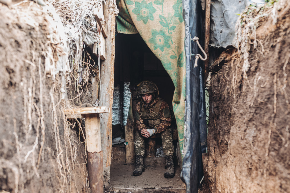 Un soldado del ejército ucraniano en una trinchera en el frente de Niu York, Donetsk (Ucrania)