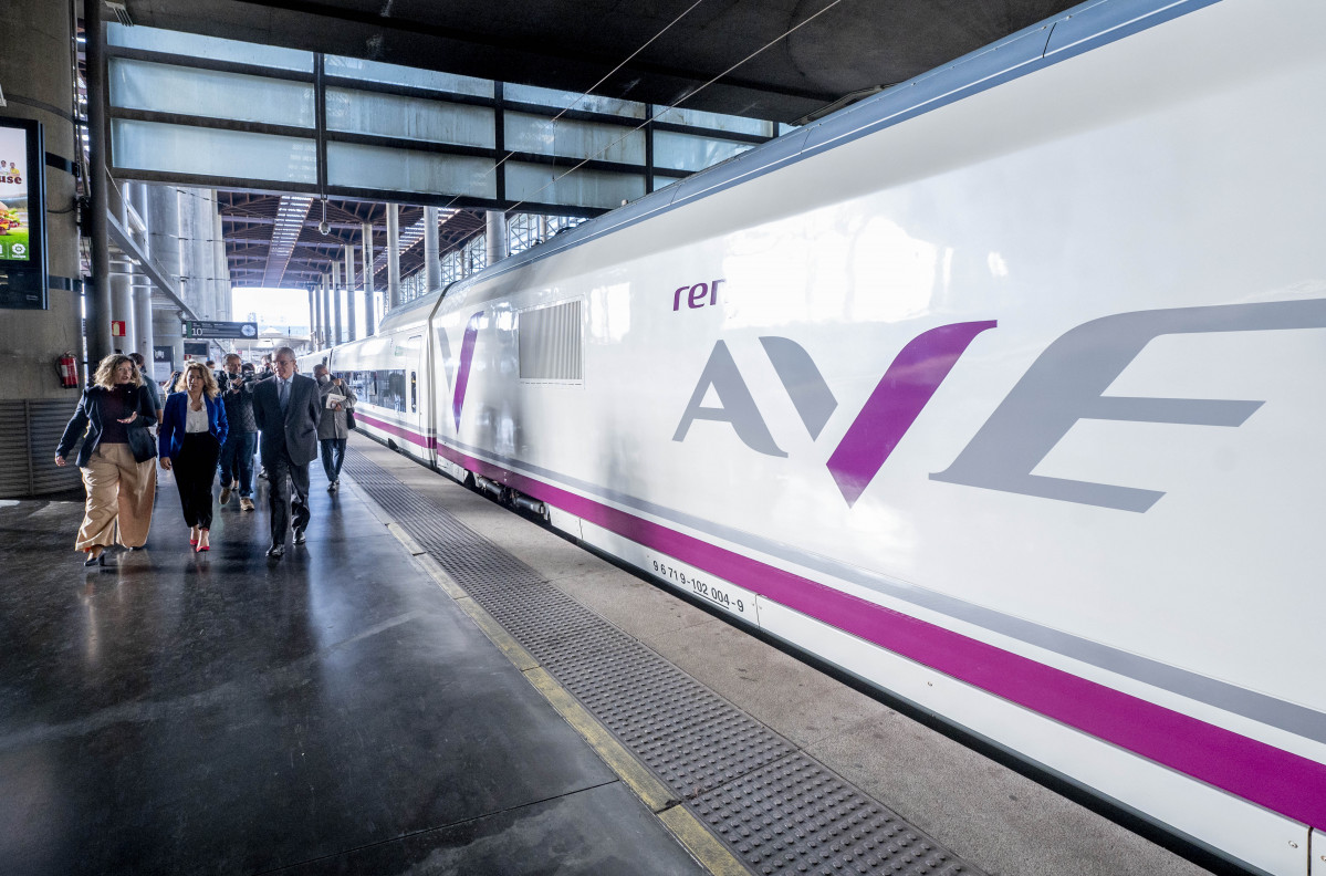 (I-D) La presidenta de ADIF, María Luisa Domínguez; la ministra de Transportes, Movilidad y Agenda Urbana, Raquel Sánchez y el presidente de Renfe, Isaías Táboas, junto a un AVE con la nueva imag