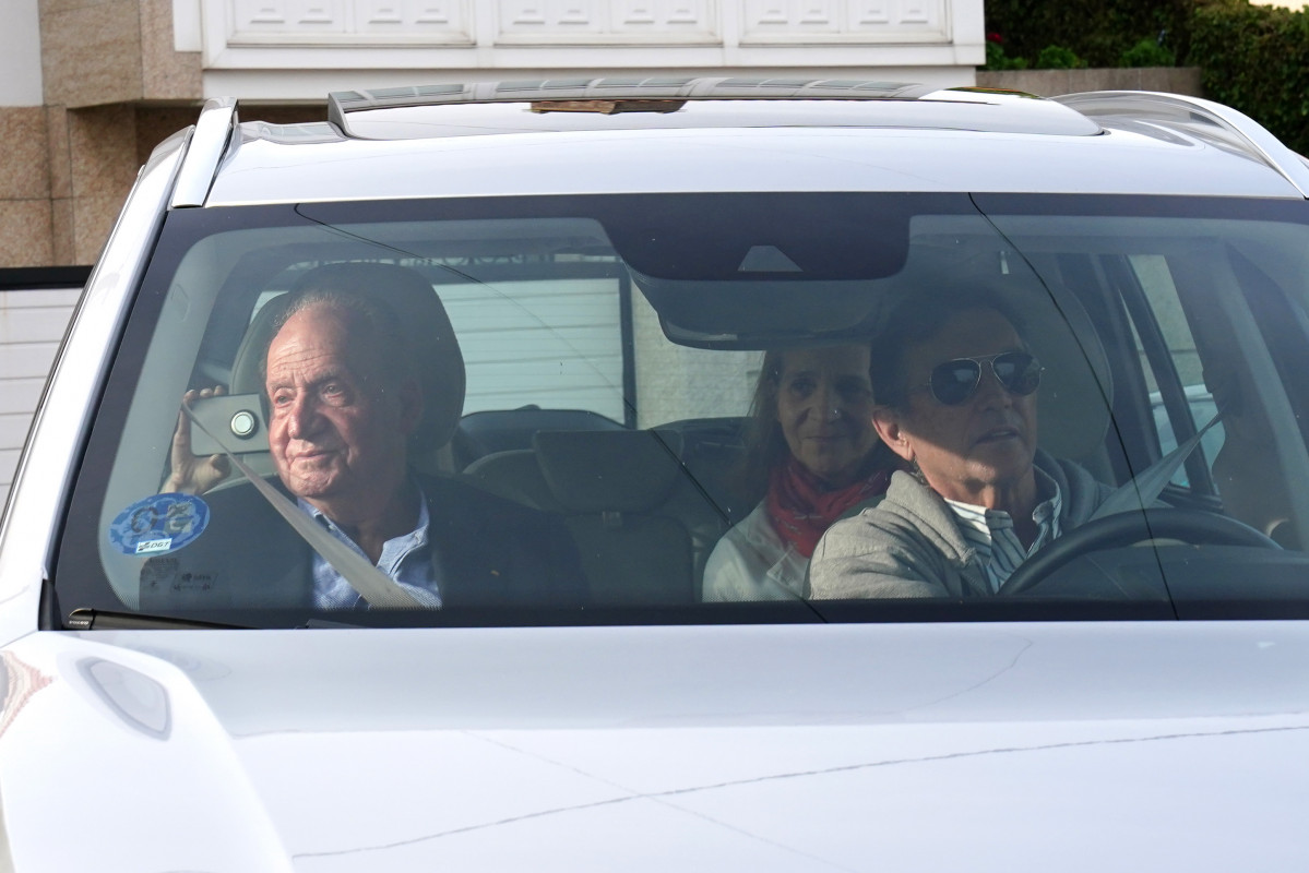 El Rey emérito Juan Carlos I a su llegada a la vivienda de su amigo, Pedro Campos, a 19 de mayo de 2022, en Sanxenxo, Pontevedra, Galicia (España). El Rey emérito, Juan Carlos I, ha llegado esta tarde al aeropuerto de Peinador en Vigo, a bordo de un vuelo