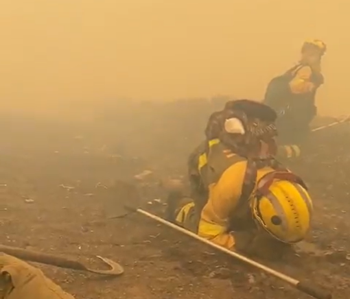 Miembro de la BRIF de Laza se protege de un incendio en un vu00eddeo publicado por Diario de un Bombero