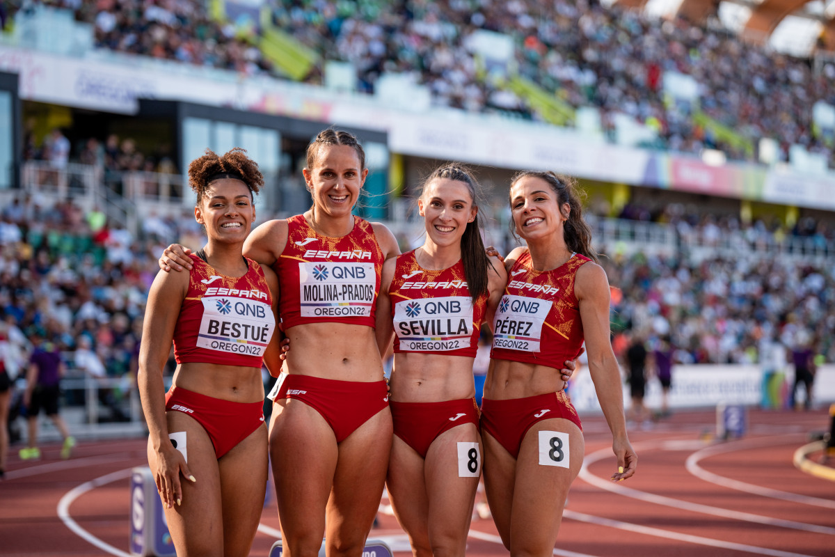 Maribel Pérez, Paula Sevilla, Jaël Bestué y Sonia Molina-Prats, del equipo español, en la primera ronda de 4x100 metros