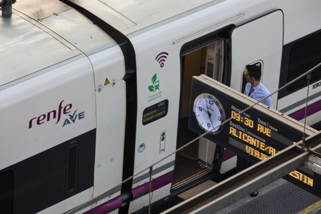 EuropaPress 4612266 trabajador renfe puertas ave estación puerta atocha agosto 2022 madrid1