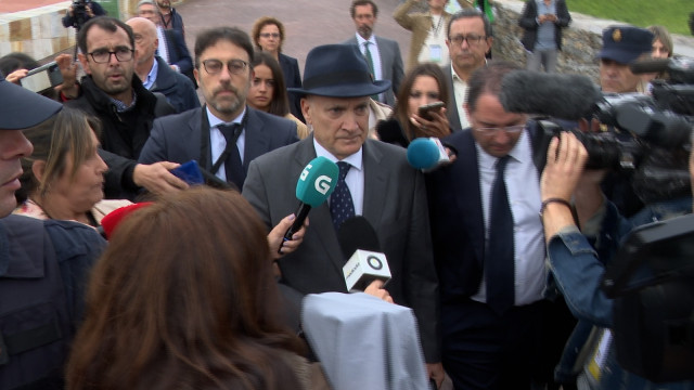 El ex director de seguridad de Adif, Andrés Cortabitarte, a la salida de la primera jornada del juicio por el accidente del Alvia en la curva de Angrois, en la Cidade da Cultura, en Santiago de Compostela.