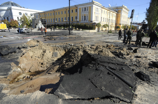 EuropaPress 4739594 10 Octubre 2022 ukraine kiev shell craters seen en la escena of russian 1