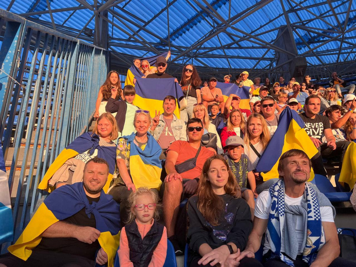 Parte de los ucranianos de Cariño en Riazor este verano viendo un partido del Metalist contra el Deportivo en una foto del Facebook de IT HUB