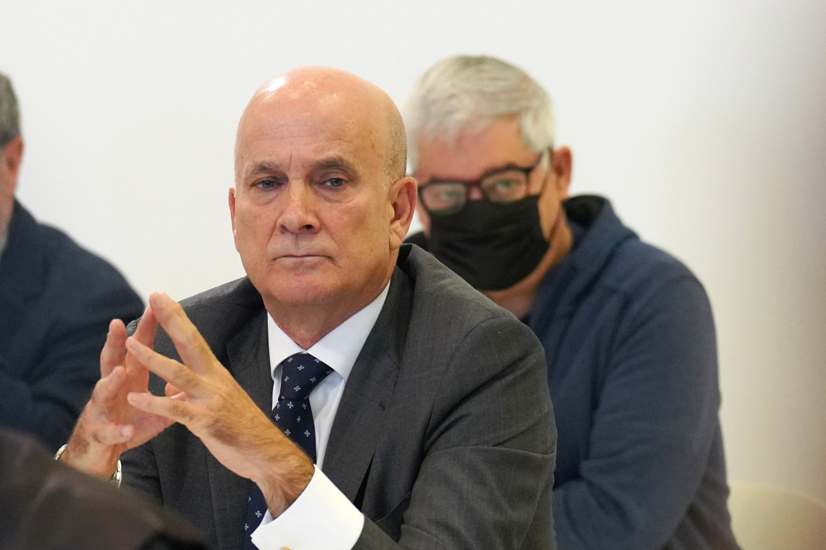 El exdirector de Seguridad en la circulación de Adif, Andrés Cortabitarte (i) y el maquinista del tren Francisco Garzón (d), durante la primera jornada del juicio por el accidente ferroviario de Al
