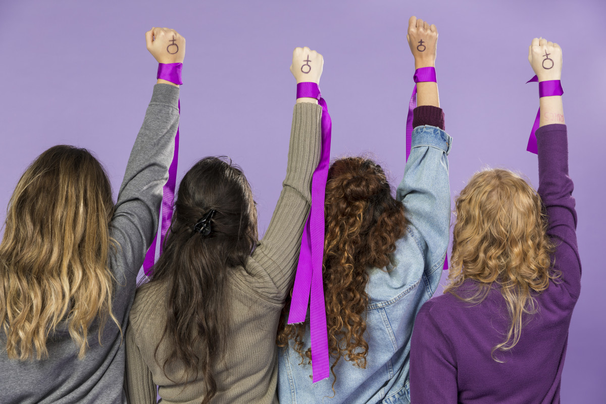 Grupo mujeres activistas protestando juntas