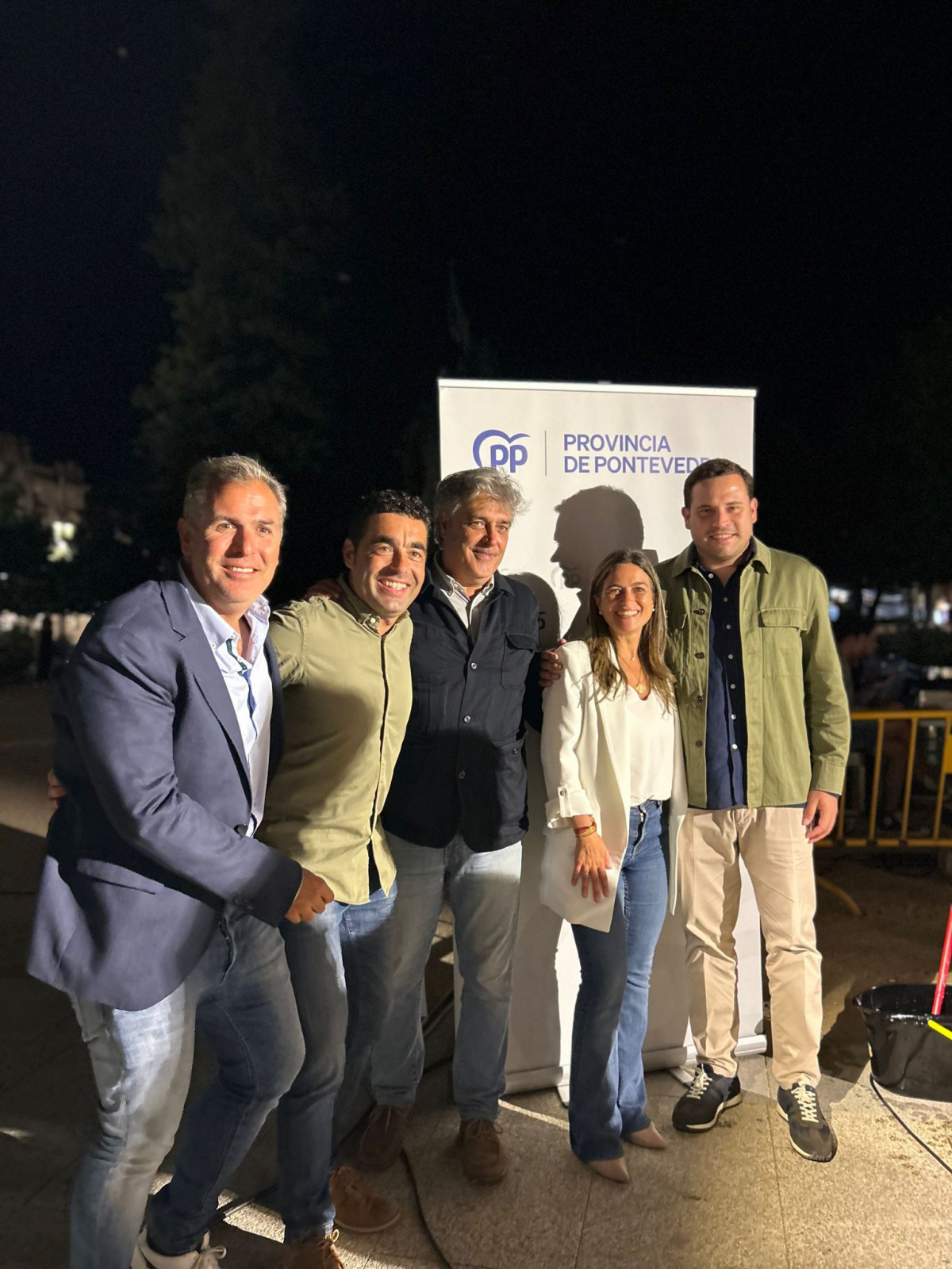Pedro Puy en la pegada de carteles con algunos de sus compau00f1eros en las listas del PP de Pontevedra en una imagen del partido