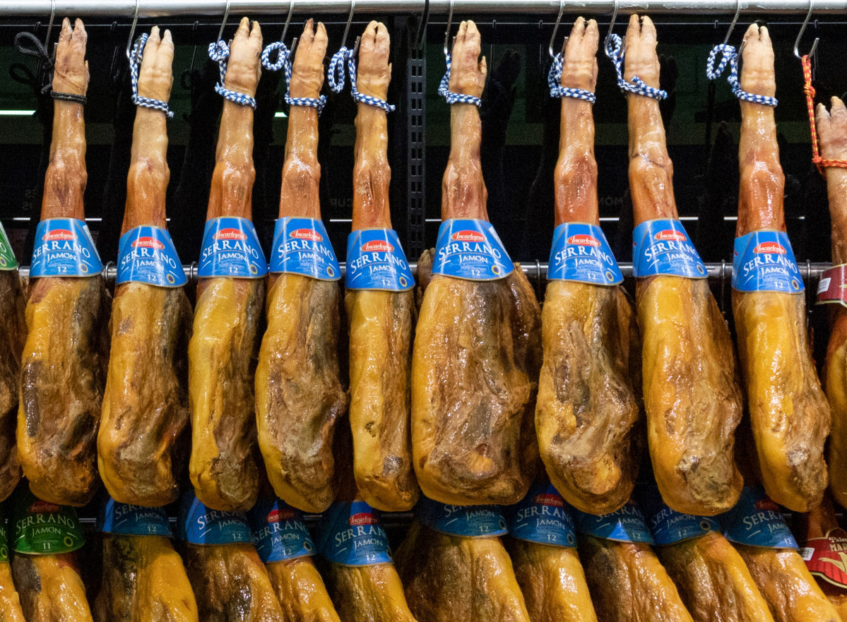 FOTOGRAFÍA Piezas de jamón serru00e0 reserva de 12 meses de curaciu00f3 de Mercadona