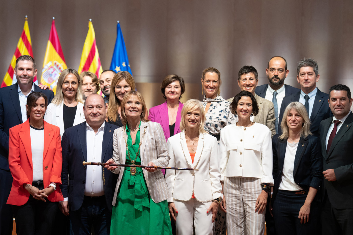 La nueva presidenta de la Diputación de Barcelona, Lluïsa Moret (c), posa con la vara de su nuevo cargo durante el pleno de constitución de la Diputación de Barcelona, en el Paraninfo de la Escola Industrial, a 13 de julio de 2023, en Barcelona, Catalunya