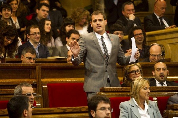 Noticias, encuestas, filtraciones Albert_rivera_parlament_32487