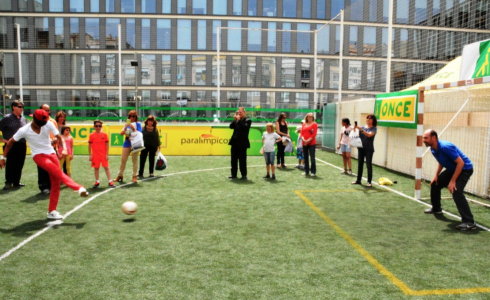 Neymar juega su partido más especial en la ONCE con niños y niñas ciegas