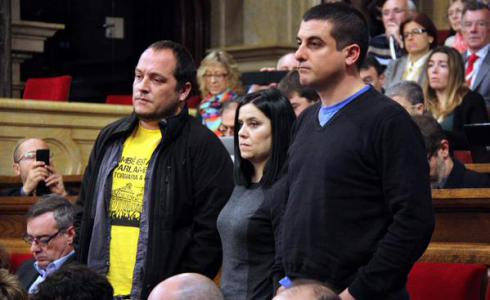 La CUP abandona el pleno en protesta por la sentencia del bloqueo al Parlament La CUP abandona el pleno en protesta por la sentencia del bloqueo al Parlament