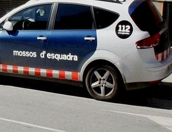 Cinco detenidos por agredir y proferir insultos racistas a una joven en Barcelona
