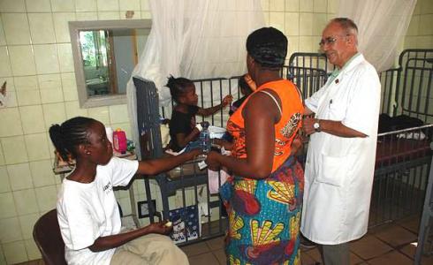 Exteriores dice estar "muy pendiente" del sacerdote español aislado en Liberia por Ébola