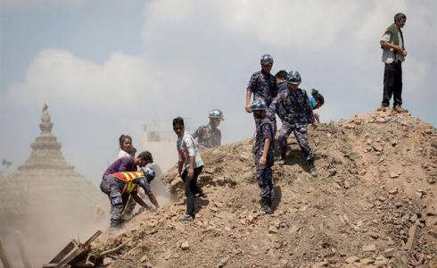 El terremoto de Nepal deja ya más de 5.000 muertos y casi medio millón de desplazados