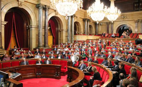El Parlament pide un refer&eacute;ndum sobre la continuidad de la monarqu&iacute;a