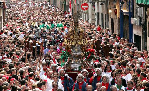 Pamplona celebra el día grande con la tradicional procesión de San Fermín y el primer encierro
